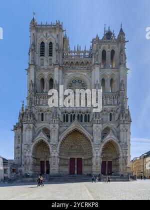 Amiens, Frankreich, 12. September 2022: Blick auf die beiden Türme und die Westfassade der historischen Kathedrale von Amiens, Europa Stockfoto