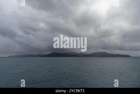 Horizontale Landschaft der Insel Elba unter einem bewölkten und stürmischen Himmel Stockfoto