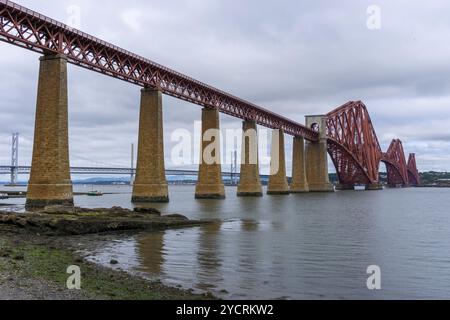 Ein Blick auf die historische Cantilver Railway Forth Bridge über den Firth of Forth in Scoltand Stockfoto