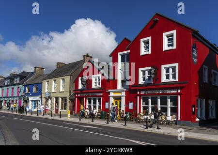 Dingle, Irland, 7. August 2022: Bunte Häuser an der Hauptstraße des malerischen Dorfes Dingle im County Kerry, Europa Stockfoto