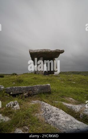 Eine Langzeitaufnahme der Poulnabrone Dolmen unter einem bewölkten Himmel in der Grafschaft Clare in Westirland Stockfoto