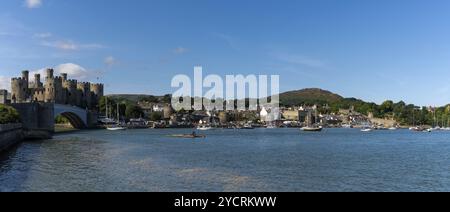 Conwy, Großbritannien, 27. August 2022: Panoramablick auf das Conwy Castle und die Brücke mit der ummauerten Stadt und dem Hafen dahinter, Europa Stockfoto