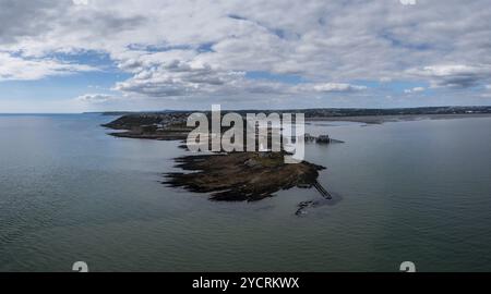 Luftaufnahme der Mumbles Headland mit dem historischen Leuchtturm und den Piers in Swansea Bay Stockfoto