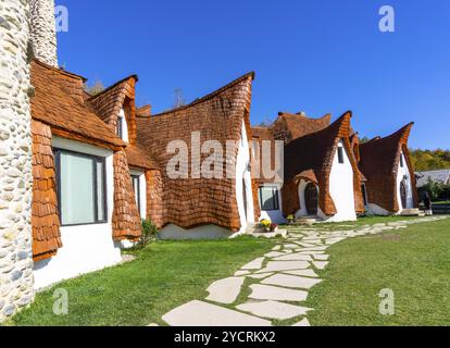 Porumbacu de Sus, Rumänien, 18. Oktober 2022: Blick auf das Märchenschloss Castelul de LUT Valea Zanelor und Hotel in Mittelrumänien, Europa Stockfoto