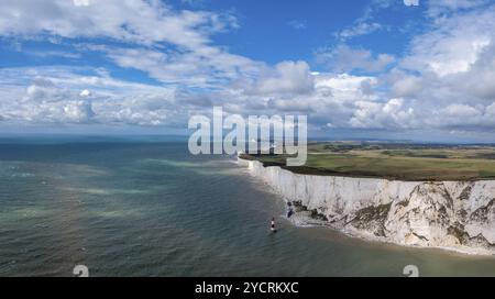 Ein Panoramablick auf den Beachy Head Leuchtturm im Ärmelkanal und die weißen Klippen der Jurassic Coast Stockfoto