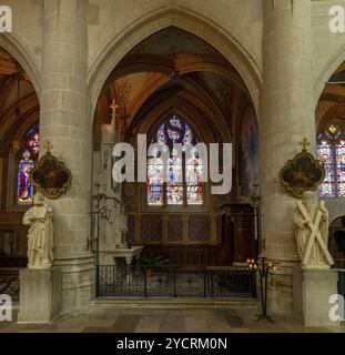 Dole, Frankreich, 14. September 2022: Blick auf den Altar und die Buntglasfenster einer Seitenkapelle in der Collegiale Notre Dame Kirche in Dole, Europa Stockfoto