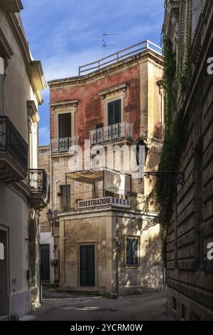 Lecce, Italien, 30. November 2023: Schmale Gasse mit bunten, schicken Gebäuden in der Altstadt von Lecce, Europa Stockfoto