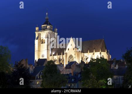 Dole, Frankreich, 14. September 2022: Blick auf die beleuchtete katholische Kirche Notre Dame im Stadtzentrum von Dole bei Nacht, Europa Stockfoto