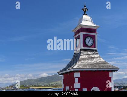 Knight's Town, Irland, 8. August 2022: Blick auf den historischen Uhrenturm und die Wiegestation am Royal Pier of Knight's Town auf Valentia Island in Co Stockfoto