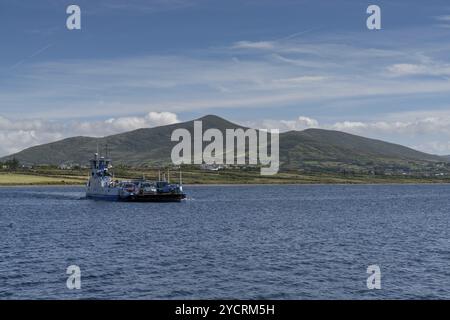 Renard Point, Irland, 8. August 2022: Blick auf die Überfahrt der Valentia Island Ferry von Renard Point nach Knight's Town im County Kerry im Westen Irelans Stockfoto