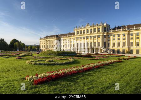 Wien, Österreich, 22. September 2022: Blick auf die Rückseite des Schlosses Schönbrunn mit bunten Blumen im Garten im warmen Abendlicht, Europa Stockfoto