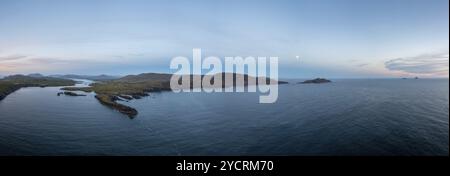 Panoramablick auf die Iveragh-Halbinsel mit Valentia Island und Portmagee bei Sonnenuntergang Stockfoto