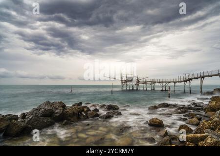 Langzeitaufnahme der Trabocco Turchino Angelmaschine und Hütte an der Küste der Abruzzen in Italien Stockfoto