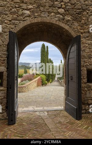 Montalcino, Italien, 16. November 2023: Blick aus dem Burgtor von Poggio alle Mura in die toskanischen Hügel, Europa Stockfoto