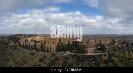 Ein Panoramablick auf das toskanische Dorf Pienza auf einem Hügel Stockfoto