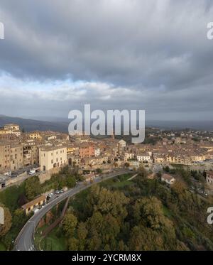 Ein Blick auf das toskanische Dorf auf einem Hügel und die Weinhauptstadt Montepulciano Stockfoto