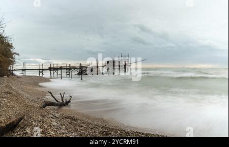 Ein Blick auf den Trabocco Punto le Morge, der an einem bewölkten Regentag an der Costa dei Trabocchi in Italien wohnt Stockfoto