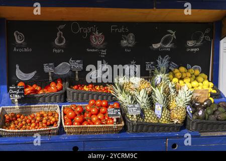 Greystones, Irland, 18. August 2022: Nahaufnahme einer Obst- und Gemüseausstellung in einem Geschäft mit Vollwertkost und Bio in Greystones, Europa Stockfoto