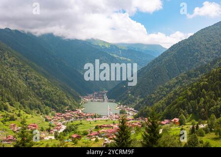 Trabzon Uzungol. Blick auf die Stadt Uzungol in Trabzon mit Wolken und Wald im Sommer. Stockfoto