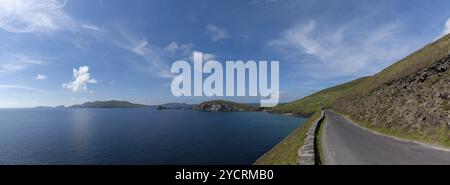 Die Küstenstraße Wild Atlantic Way auf der Halbinsel Dingle in der Grafschaft Kerry im Westen Irlands Stockfoto