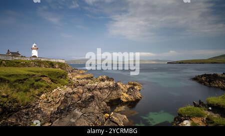 Blick auf den historischen Leuchtturm von Broadhaven auf der Mullet Peninsula in der Grafschaft Mayo in Irland Stockfoto