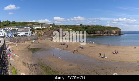 Dunmore East, Irland, 17. August 2022: Der goldene Sandstrand in Dunmore East mit vielen Menschen, die einen Spätsommertag genießen, Europa Stockfoto