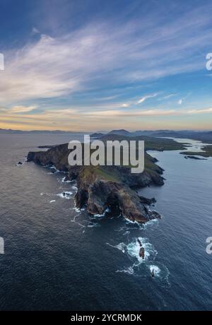 Eine vertikale Panoramalandschaft der Klippen von Bray Head auf der Insel Valentia bei Sonnenuntergang Stockfoto