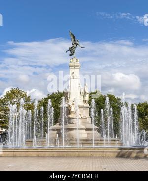 Dijon, Frankreich, 14. September 2022: Blick auf den Place de la Republique mit dem Brunnen und dem Sadi Carnot Monument, Europa Stockfoto