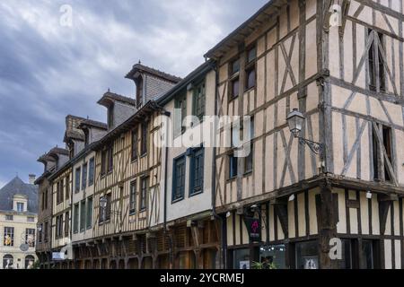 Troyes, Frankreich - 13. September 2022: Mittelalterliche Fachwerkhäuser im historischen Stadtzentrum von Troyes Stockfoto