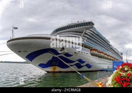 Cobh, Irland, 15. August 2022: Blick auf die SmaragdPrincess Kreuzfahrt im Hafen von Cork, Europa Stockfoto