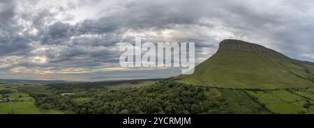 Ein Drohnenpanorama mit farbenfrohem Sonnenuntergang und bewölktem Himmel am Abend rund um den Tafelberg Bunbeg im County Sligo im Westen Irlands Stockfoto