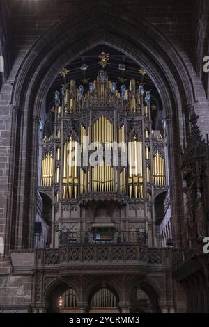 Chester, Großbritannien, 26. August 2022: Nahaufnahme der Kirchenorgel und Pfeifen im Mittelschiff der historischen Kathedrale von Chester in Cheshir Stockfoto