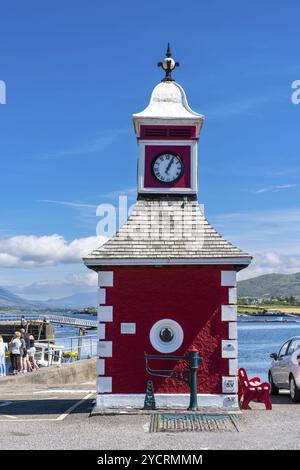 Knight's Town, Irland, 8. August 2022: Blick auf den historischen Uhrenturm und die Wiegestation am Royal Pier of Knight's Town auf Valentia Island in Co Stockfoto