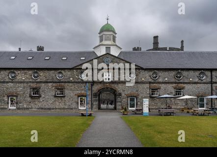 Kilkenny, Irland, 17. August 2022: Blick auf das Gebäude der National Design and Craft Gallery in der Innenstadt von Kilkenny, Europa Stockfoto