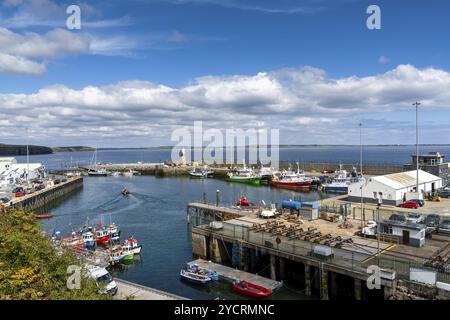 Dunmore East, Irland, 17. August 2022: Blick auf den Hafen von Dunmore East und den Leuchtturm im County Waterford, Europa Stockfoto