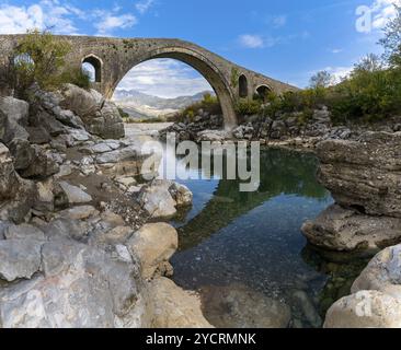 Blick auf die osmanische Mesi-Brücke in der Nähe von Shkoder im Nordwesten Albaniens Stockfoto