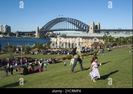 16.09.2018, Sydney, New South Wales, Australien, Menschen, die ein sonniges Wochenende im Headland Park in Barangaroo mit Blick auf die Sydney Harbour Bridg genießen Stockfoto