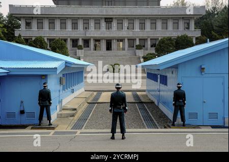 02.05.2013, Panmunjom, Südkorea, Asien, südkoreanische Wachen stehen in defensiver Haltung am Grenzstreifen im Gemeinsamen Sicherheitsbereich innerhalb der d Stockfoto