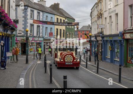 Kilkenny, Irland, 17. August 2022: Stadtrundfahrt Touristenzug im Herzen der historischen Altstadt von Kilkenny, Europa Stockfoto