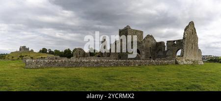 Cashel, Irland, 17. August 2022: Panoramablick auf die Ruinen der Zisterzienserhore Abbey in der Nähe des Rock of Cashel im County Tipperary in Irland, Europa Stockfoto