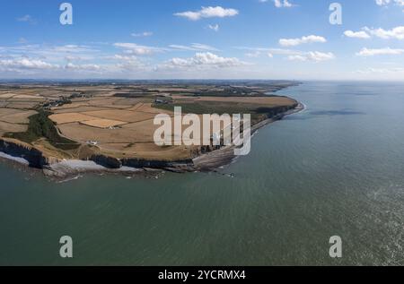 Luftaufnahme des Nash Point Lighthouse und der Monknash Coast in Südwales, Großbritannien, Europa Stockfoto