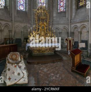 Troyes, Frankreich - 13. September 2022: Kunstvoller goldener Altar und historische Bischofsbademäntel in der Kathedrale von Troyes Stockfoto