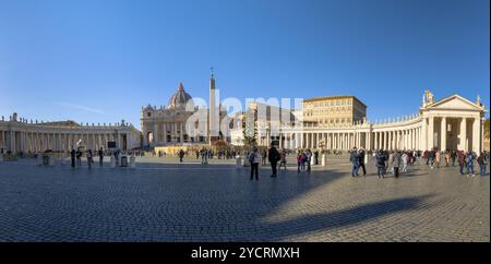 Vatikanstadt, Vatikanstadt, 27. November 2022: Panoramablick auf den Petersplatz und die Basilika in Vatikanstadt Stockfoto