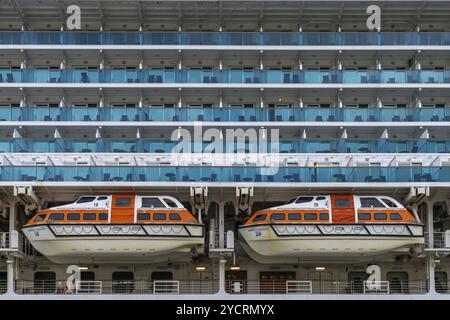 Cobh, Irland, 15. August 2022: Nahaufnahme von Rettungsbooten und Außenbordkabinen auf einem großen Kreuzfahrtschiff, Europa Stockfoto