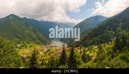 Panoramablick auf die Stadt Uzungol in Trabzon. Besuchen Sie die Türkei Hintergrundfoto. Berühmter See von Trabzon. Stockfoto