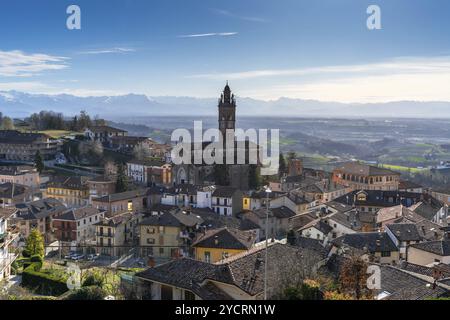 Montforte d'Alba, Italien: 10. März 2023: Dächer und Kirche im italienischen Piemont-Dorf Montforte d'Alba Stockfoto