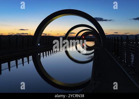 Ein Blick auf das Falkirk Wheel bei Sonnenuntergang mit Lichtern in verschiedenen hellen Farben Stockfoto