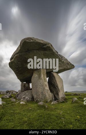 Eine Langzeitaufnahme des Kilclooney Dolmen in der Grafschaft Donegal in Irland Stockfoto