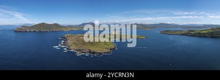 Ein Luftpanorama der Küstenlandschaft der Halbinsel Iveragh mit den Inseln Beginish und Valentia Stockfoto