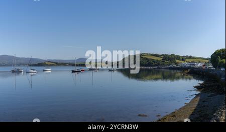 Bantry, Irland -12. August 2022: Viele Segelboote ankerten in den ruhigen Gewässern der Bantry Bay am Rande des Dorfes Bantry Stockfoto